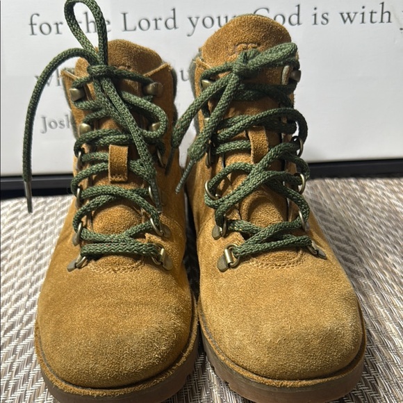 UGG Shoes - UGG Tan and Green Winter Boots with Sturdy Sole Women’s SZ 5 Box2